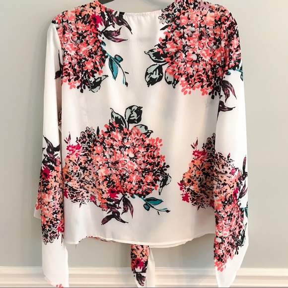 5⭐️/LUCY/ Floral Flare Sleeve Tie Front Blouse - Picture 6 of 6